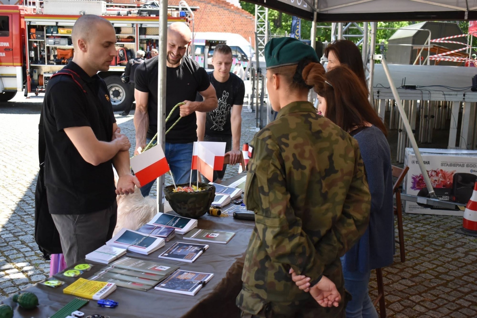 Zdjęcie w galerii na portalu naszraciborz.pl: Piknik wojskowy na raciborskim zamku. Tak armia zachęca do służby wiadomości z regionu