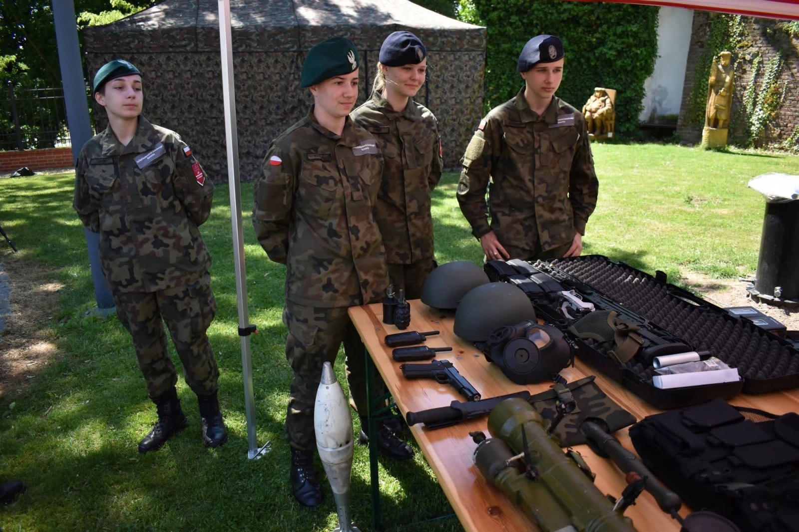 Zdjęcie w galerii na portalu naszraciborz.pl: Piknik wojskowy na raciborskim zamku. Tak armia zachęca do służby wiadomości z regionu