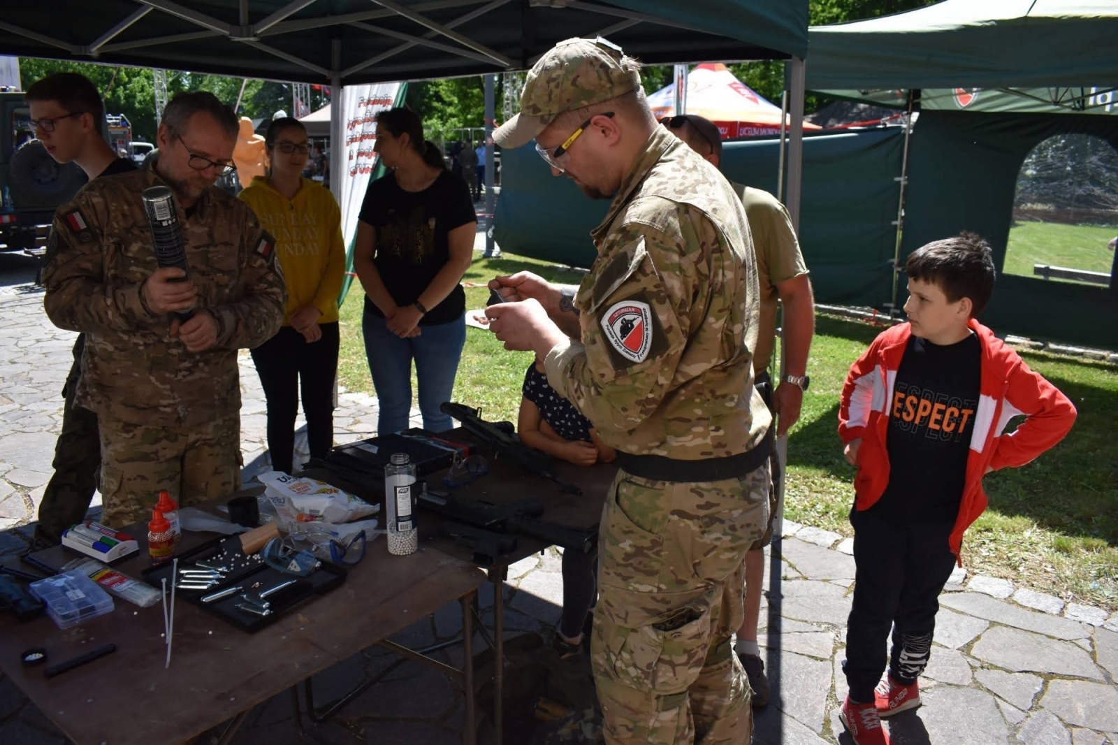 Zdjęcie w galerii na portalu naszraciborz.pl: Piknik wojskowy na raciborskim zamku. Tak armia zachęca do służby wiadomości z regionu