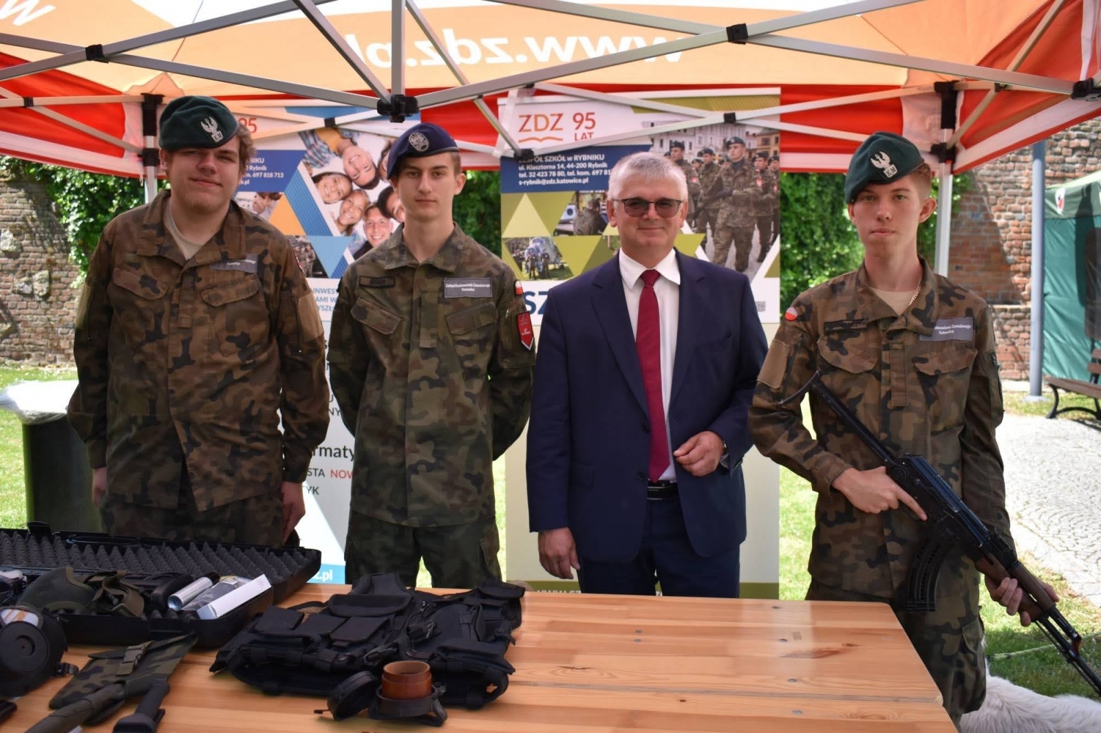 Zdjęcie w galerii na portalu naszraciborz.pl: Piknik wojskowy na raciborskim zamku. Tak armia zachęca do służby wiadomości z regionu