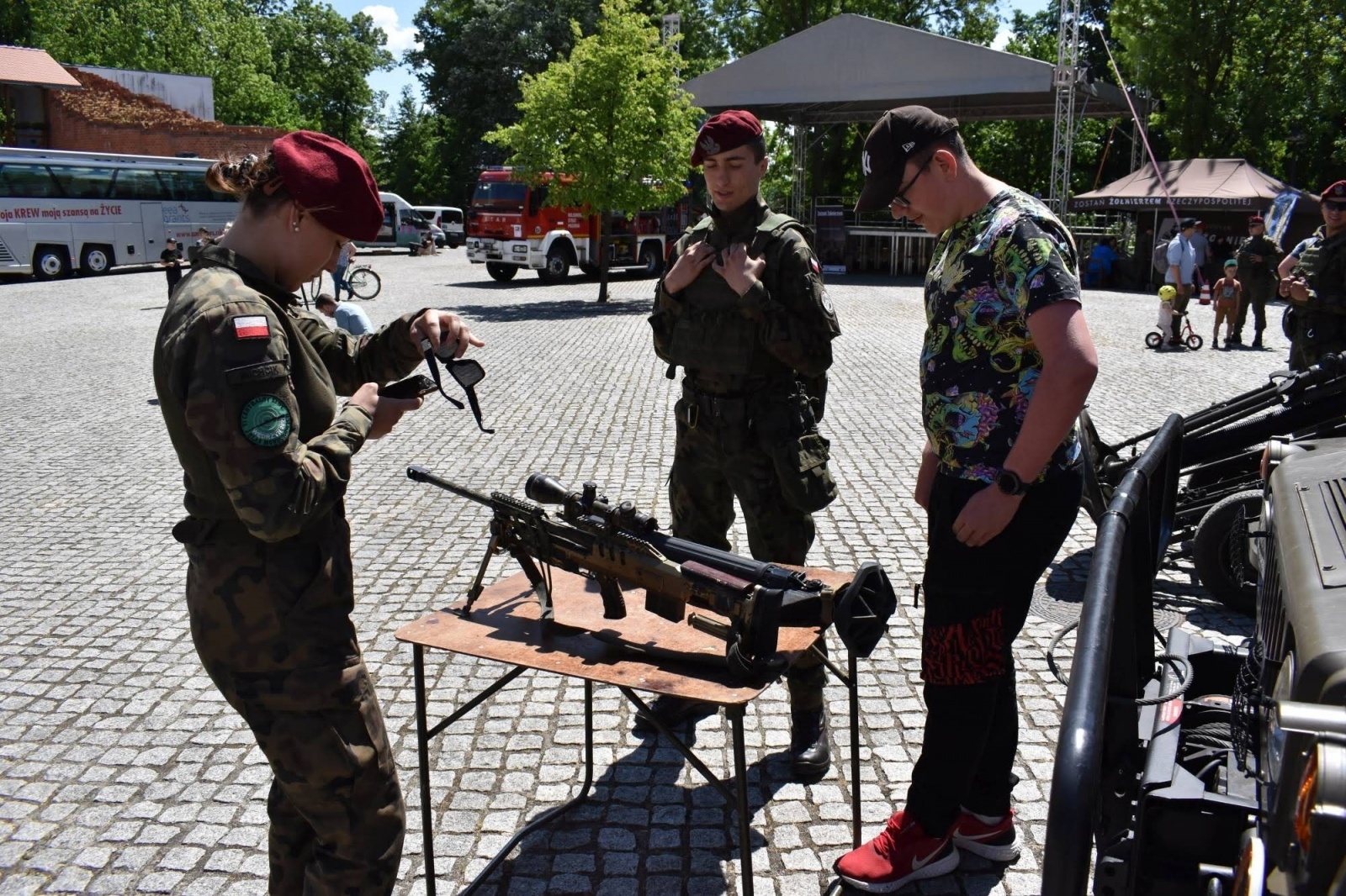 Zdjęcie w galerii na portalu naszraciborz.pl: Piknik wojskowy na raciborskim zamku. Tak armia zachęca do służby wiadomości z regionu