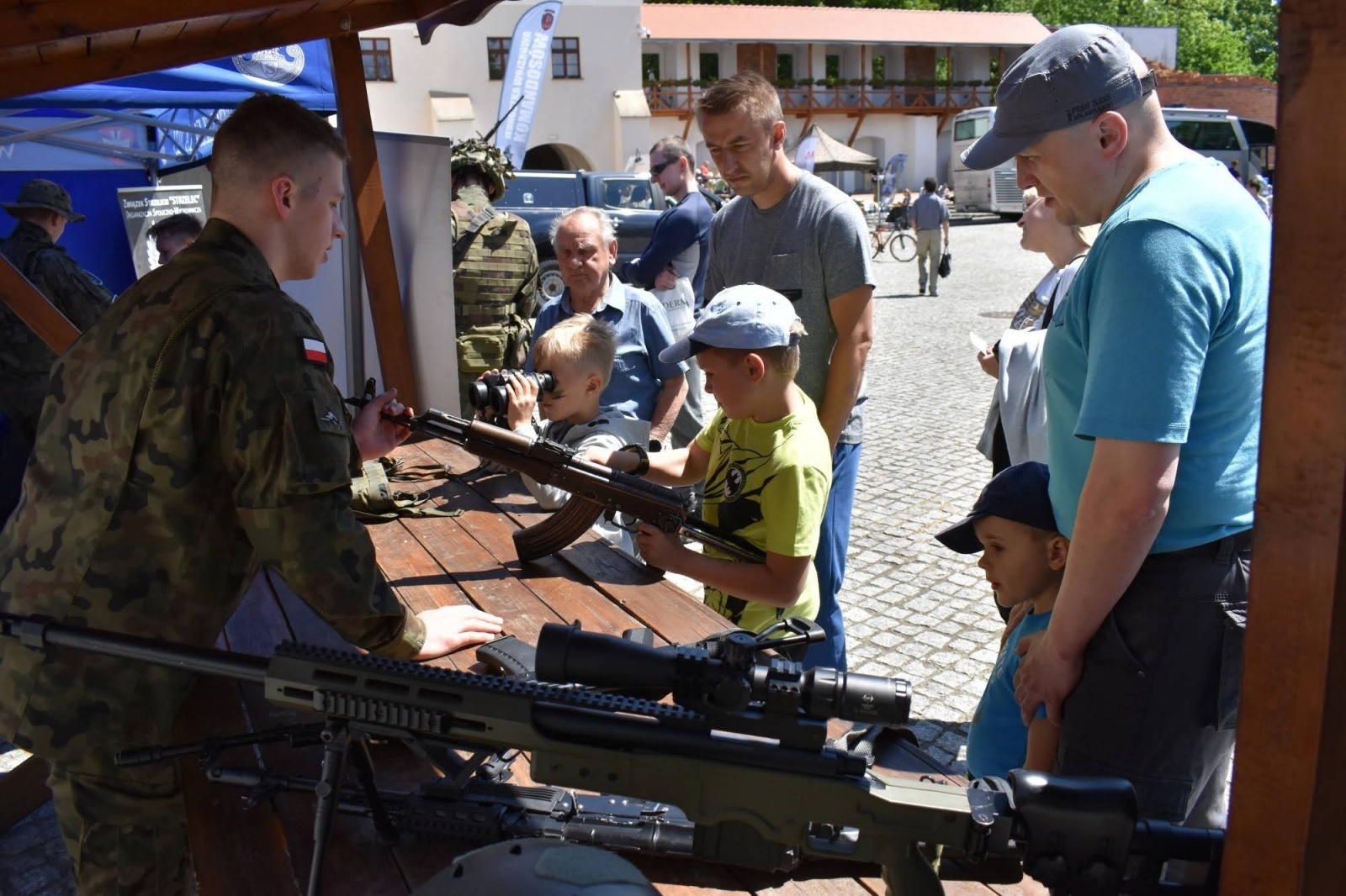 Zdjęcie w galerii na portalu naszraciborz.pl: Piknik wojskowy na raciborskim zamku. Tak armia zachęca do służby wiadomości z regionu