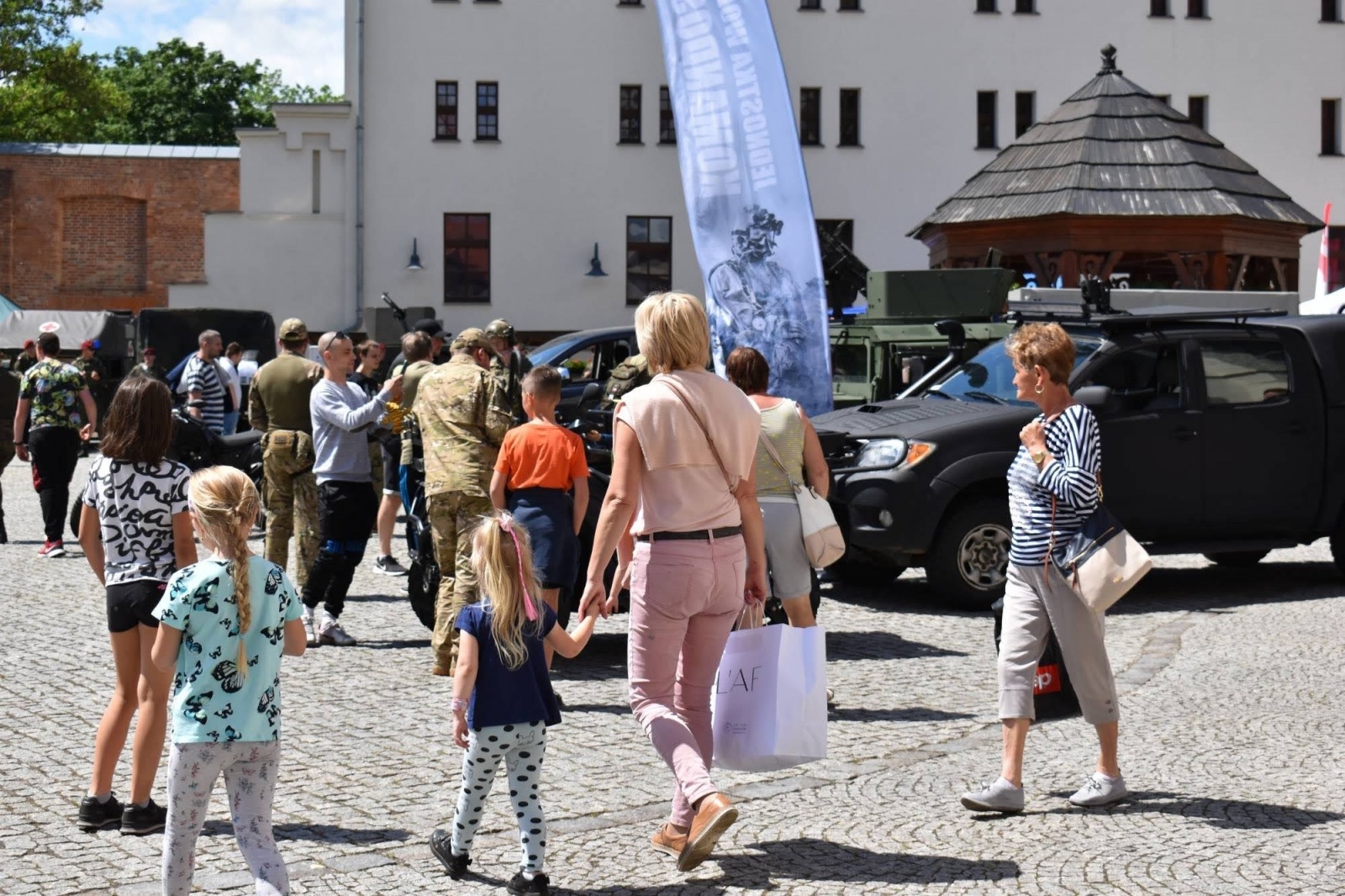 Zdjęcie w galerii na portalu naszraciborz.pl: Piknik wojskowy na raciborskim zamku. Tak armia zachęca do służby wiadomości z regionu
