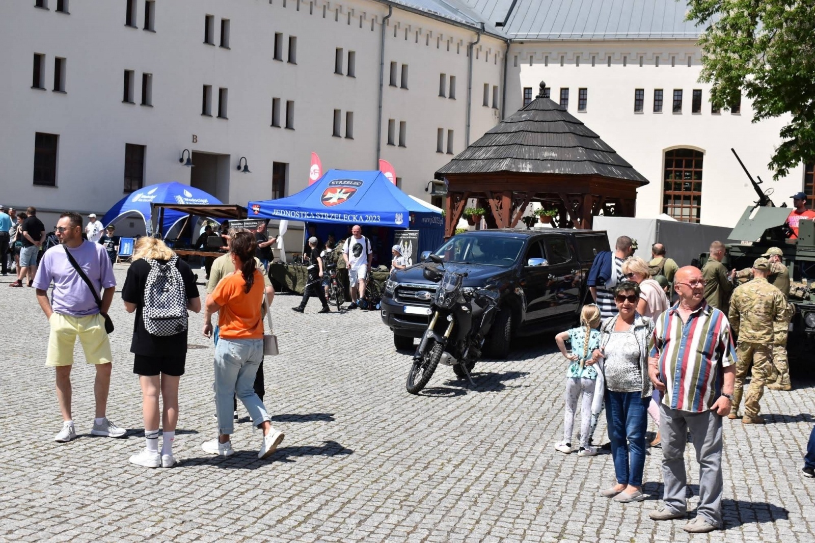 Zdjęcie w galerii na portalu naszraciborz.pl: Piknik wojskowy na raciborskim zamku. Tak armia zachęca do służby wiadomości z regionu