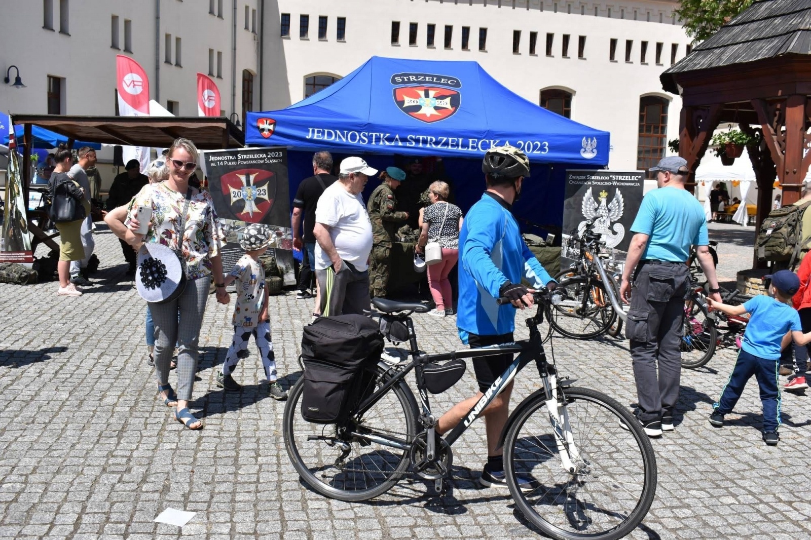 Zdjęcie w galerii na portalu naszraciborz.pl: Piknik wojskowy na raciborskim zamku. Tak armia zachęca do służby wiadomości z regionu