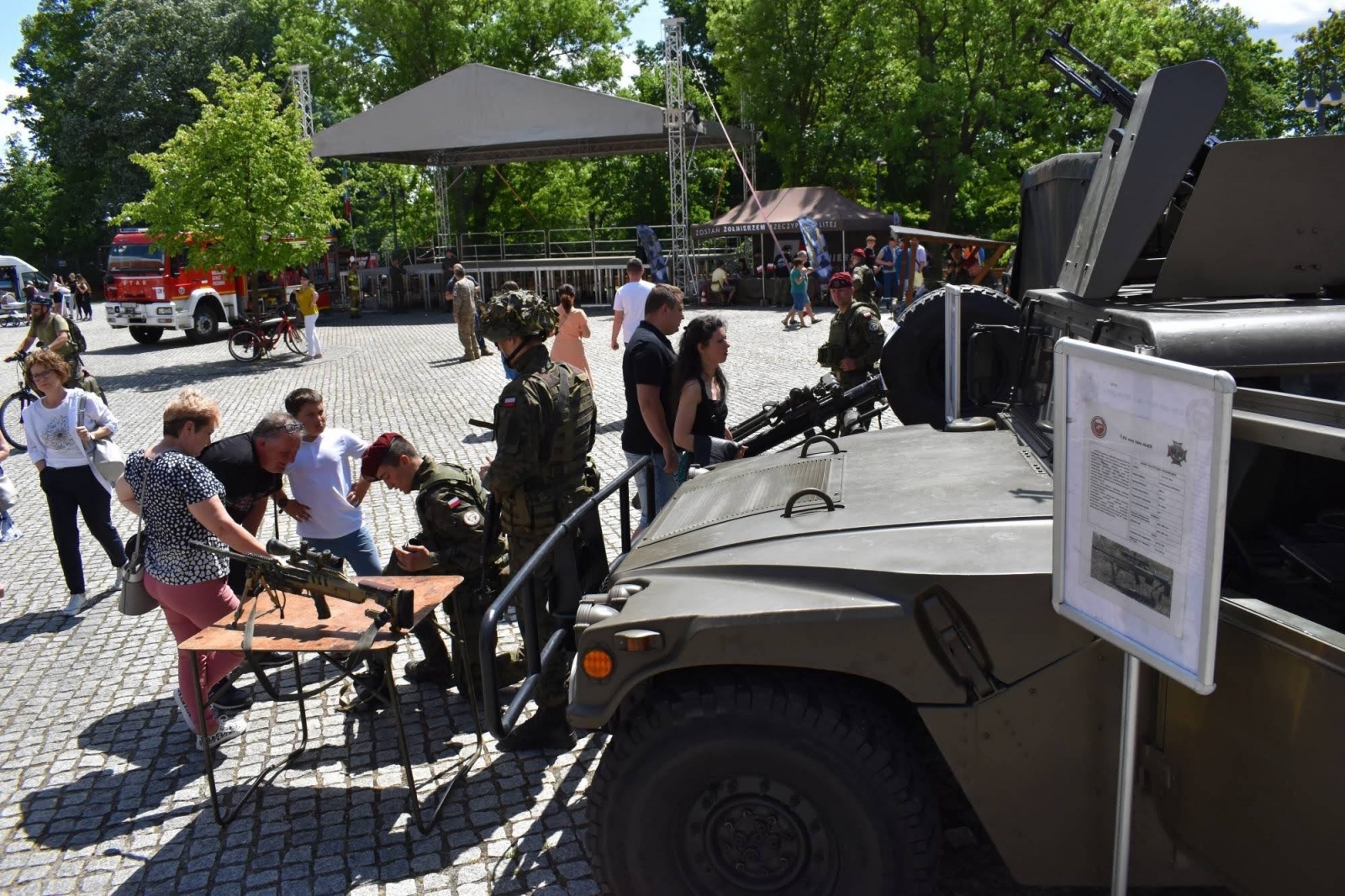 Zdjęcie w galerii na portalu naszraciborz.pl: Piknik wojskowy na raciborskim zamku. Tak armia zachęca do służby wiadomości z regionu