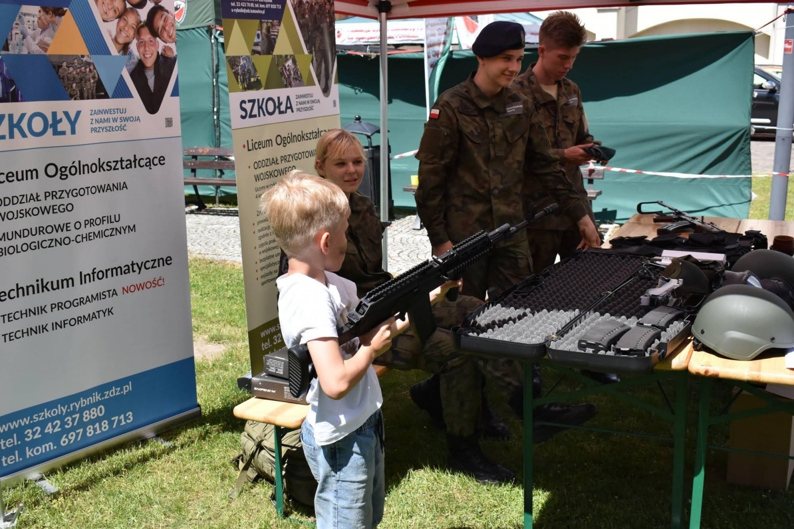 Zdjęcie w galerii na portalu naszraciborz.pl: Piknik wojskowy na raciborskim zamku. Tak armia zachęca do służby wiadomości z regionu