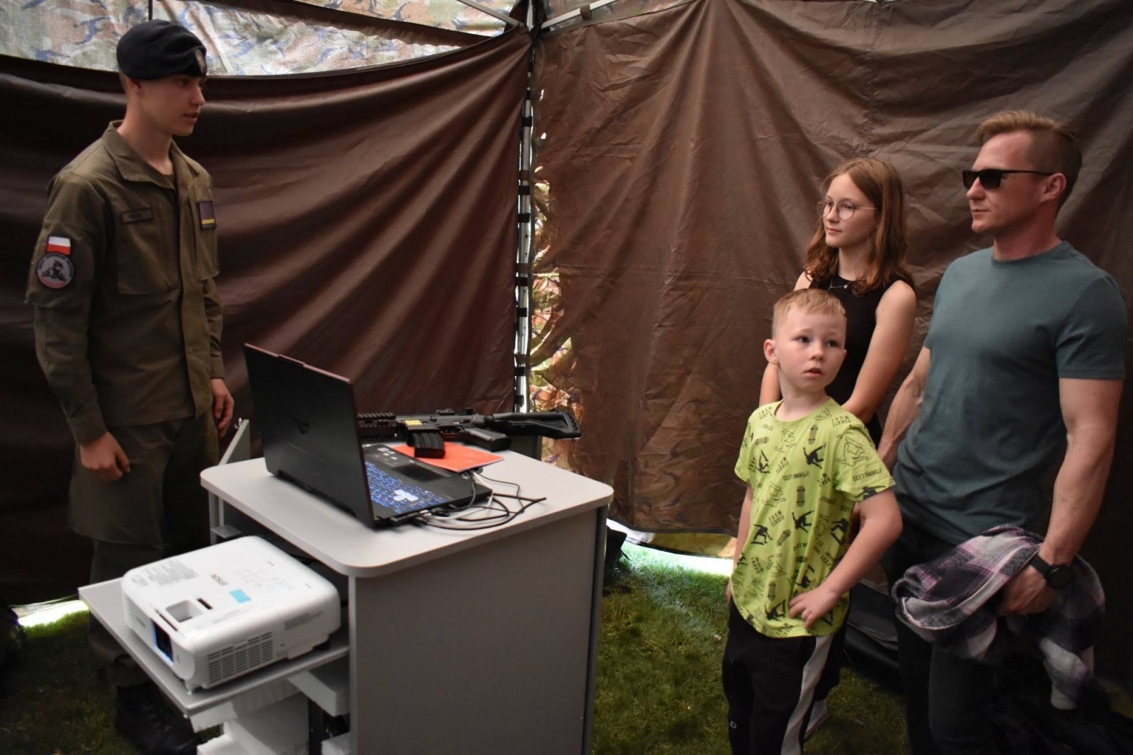 Zdjęcie w galerii na portalu naszraciborz.pl: Piknik wojskowy na raciborskim zamku. Tak armia zachęca do służby wiadomości z regionu
