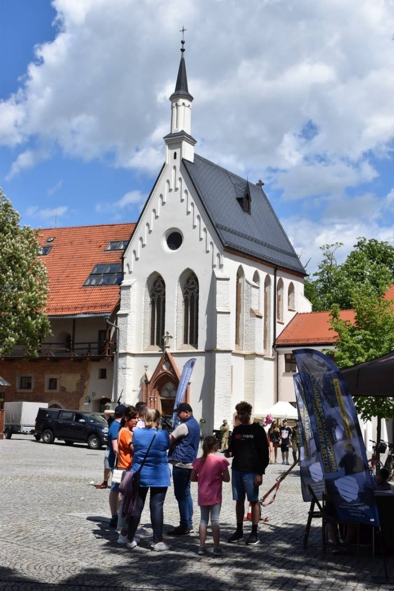Zdjęcie w galerii na portalu naszraciborz.pl: Piknik wojskowy na raciborskim zamku. Tak armia zachęca do służby wiadomości z regionu