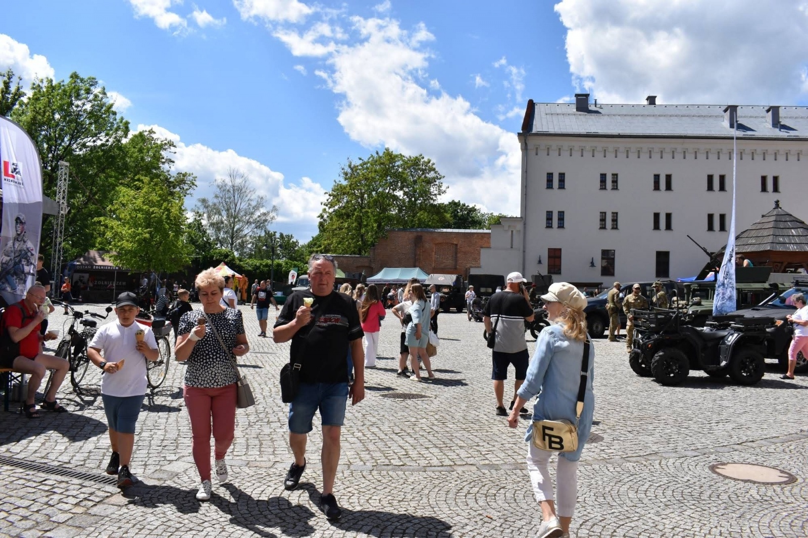 Zdjęcie w galerii na portalu naszraciborz.pl: Piknik wojskowy na raciborskim zamku. Tak armia zachęca do służby wiadomości z regionu