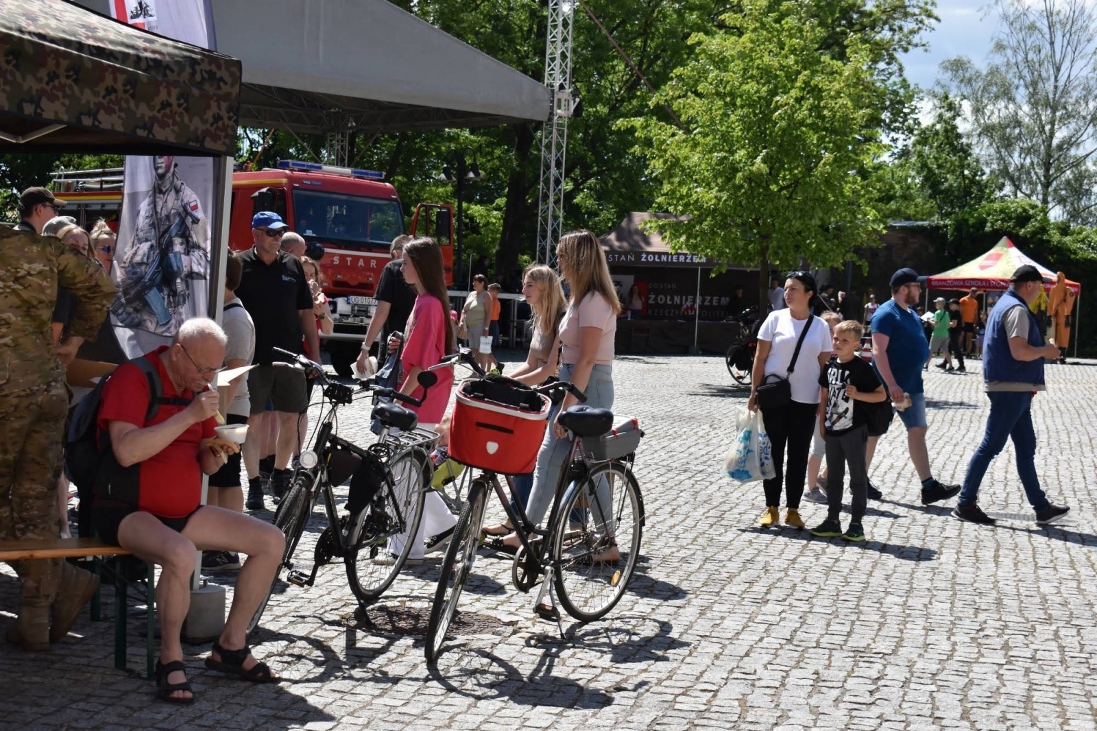 Zdjęcie w galerii na portalu naszraciborz.pl: Piknik wojskowy na raciborskim zamku. Tak armia zachęca do służby wiadomości z regionu