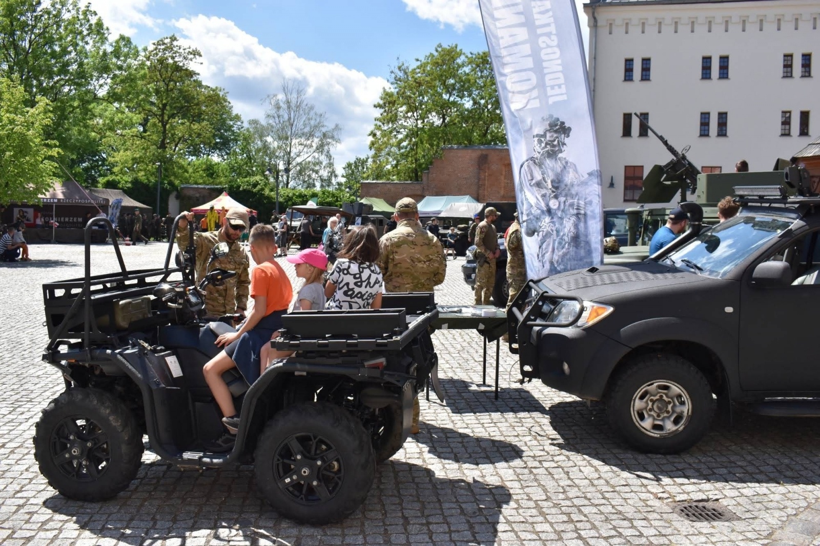 Zdjęcie w galerii na portalu naszraciborz.pl: Piknik wojskowy na raciborskim zamku. Tak armia zachęca do służby wiadomości z regionu