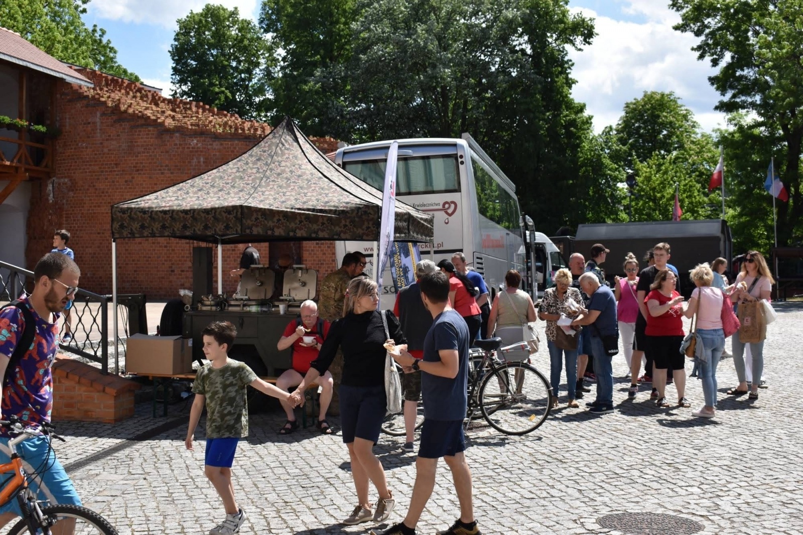 Zdjęcie w galerii na portalu naszraciborz.pl: Piknik wojskowy na raciborskim zamku. Tak armia zachęca do służby wiadomości z regionu