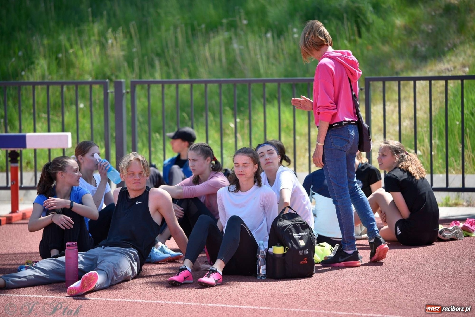 Zdjęcie w galerii na portalu naszraciborz.pl: Królowa sportu zagościła w Raciborzu. Polsko-czeska rywalizacja przy Zamkowej wiadomości z regionu
