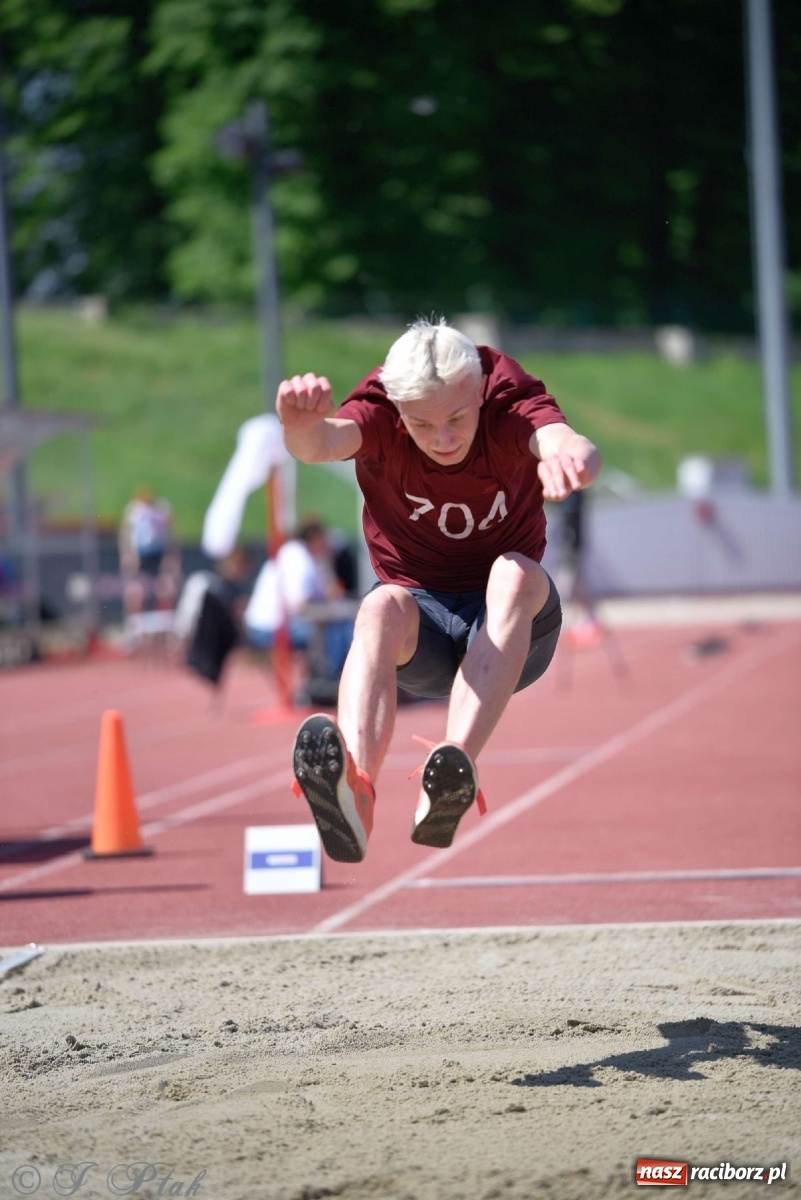 Zdjęcie w galerii na portalu naszraciborz.pl: Królowa sportu zagościła w Raciborzu. Polsko-czeska rywalizacja przy Zamkowej wiadomości z regionu