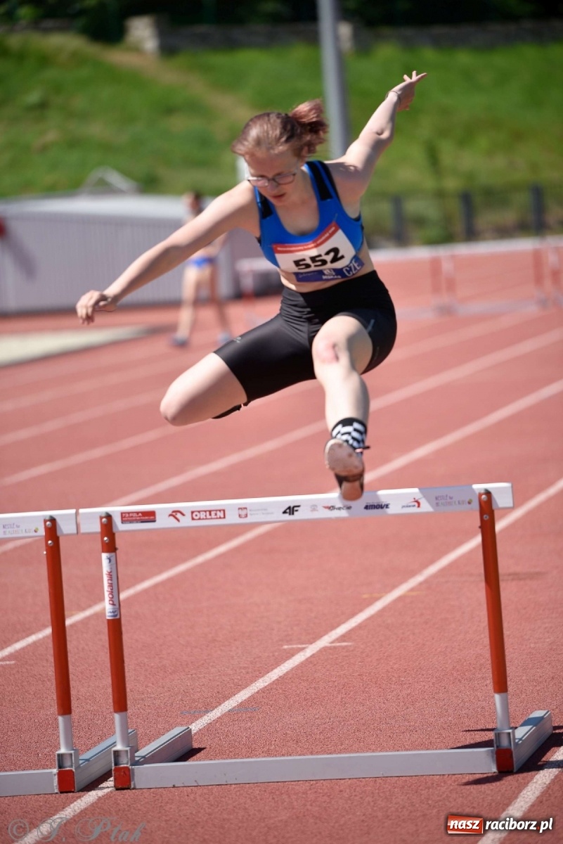 Zdjęcie w galerii na portalu naszraciborz.pl: Królowa sportu zagościła w Raciborzu. Polsko-czeska rywalizacja przy Zamkowej wiadomości z regionu