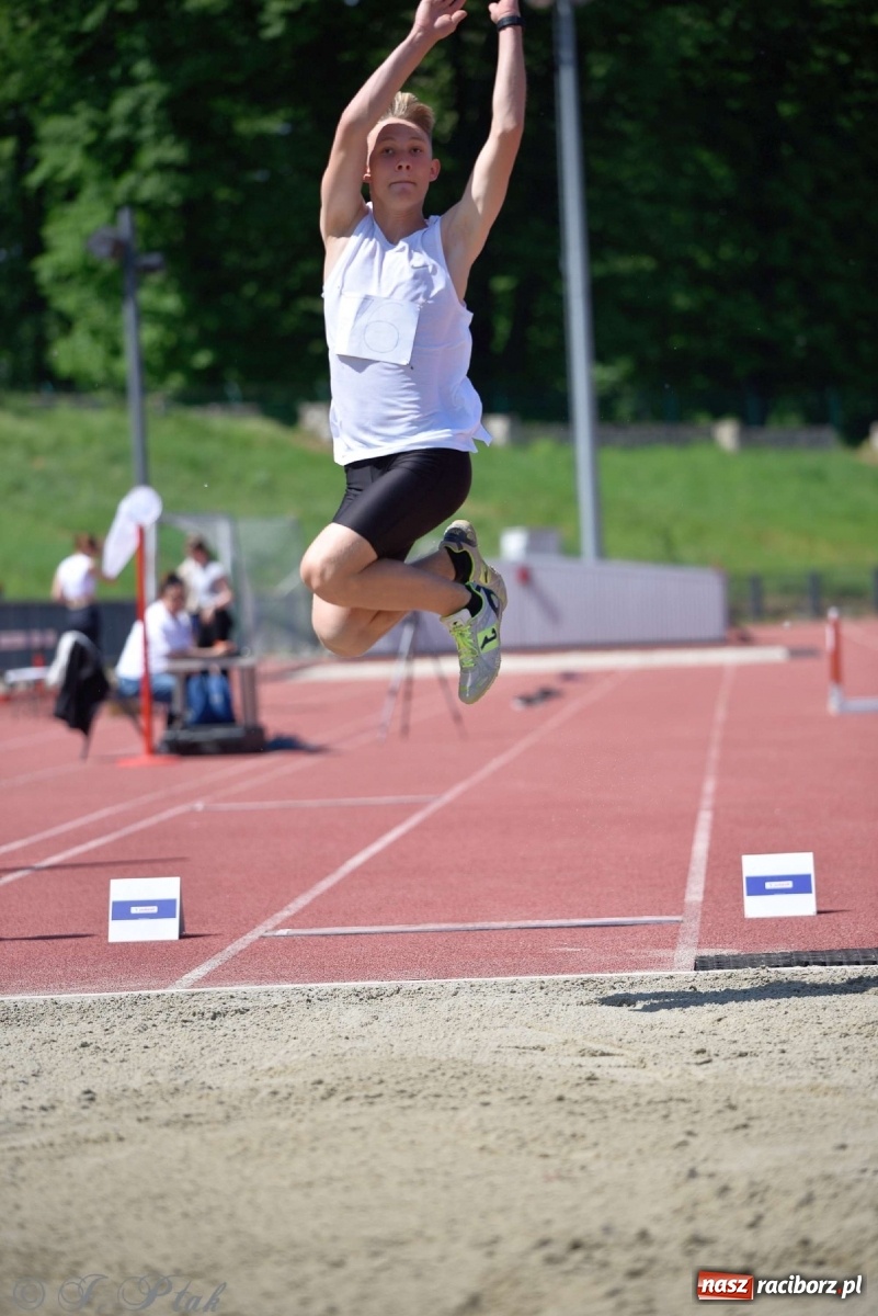 Zdjęcie w galerii na portalu naszraciborz.pl: Królowa sportu zagościła w Raciborzu. Polsko-czeska rywalizacja przy Zamkowej wiadomości z regionu