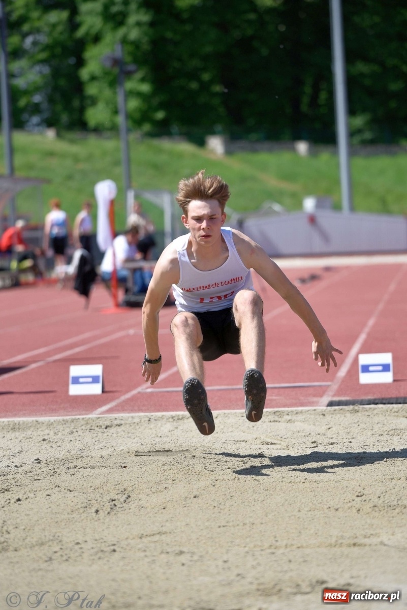 Zdjęcie w galerii na portalu naszraciborz.pl: Królowa sportu zagościła w Raciborzu. Polsko-czeska rywalizacja przy Zamkowej wiadomości z regionu