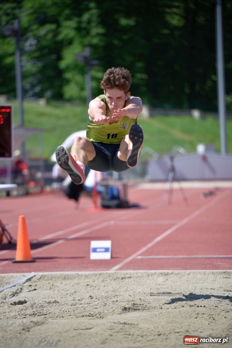 Zdjęcie w galerii na portalu naszraciborz.pl: Królowa sportu zagościła w Raciborzu. Polsko-czeska rywalizacja przy Zamkowej wiadomości z regionu