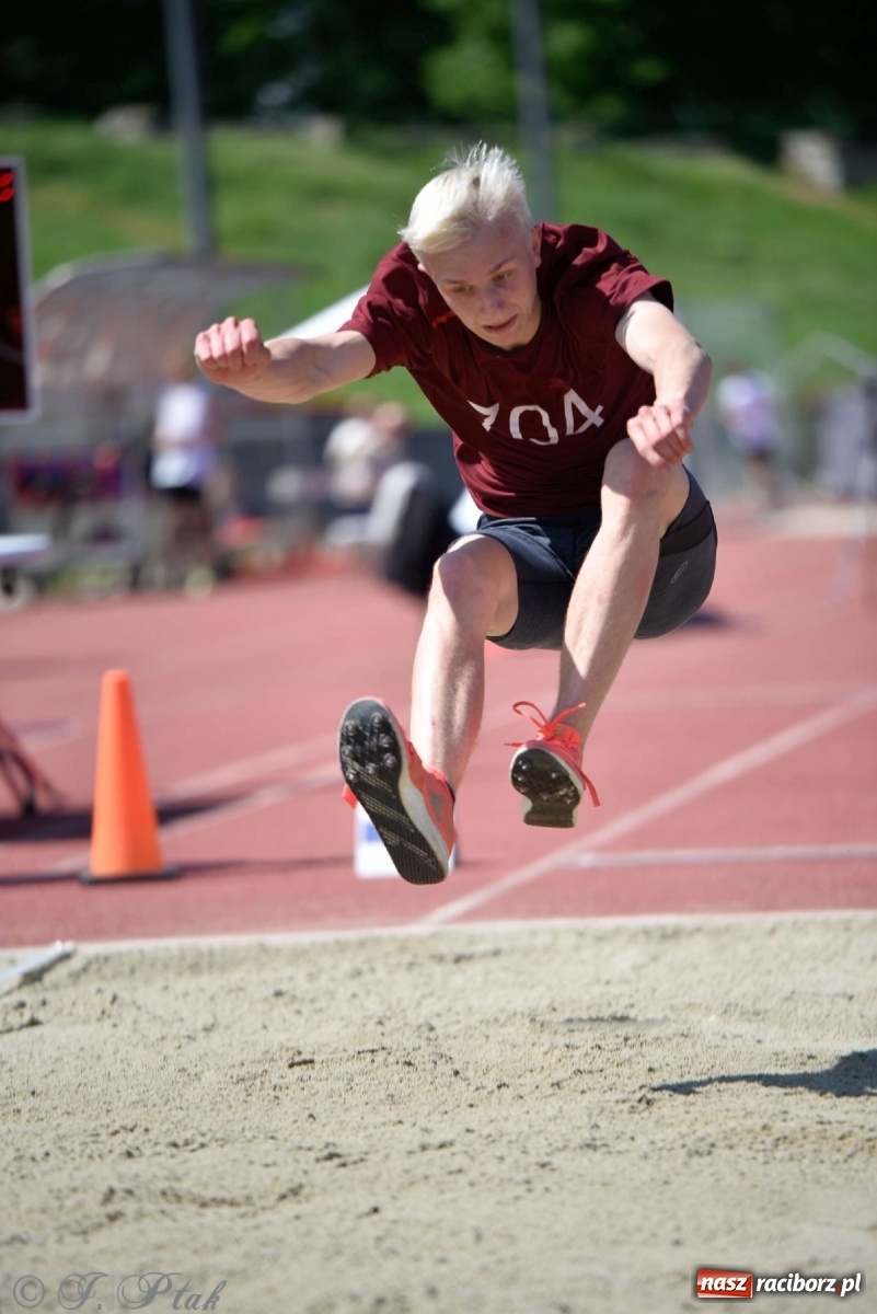 Zdjęcie w galerii na portalu naszraciborz.pl: Królowa sportu zagościła w Raciborzu. Polsko-czeska rywalizacja przy Zamkowej wiadomości z regionu