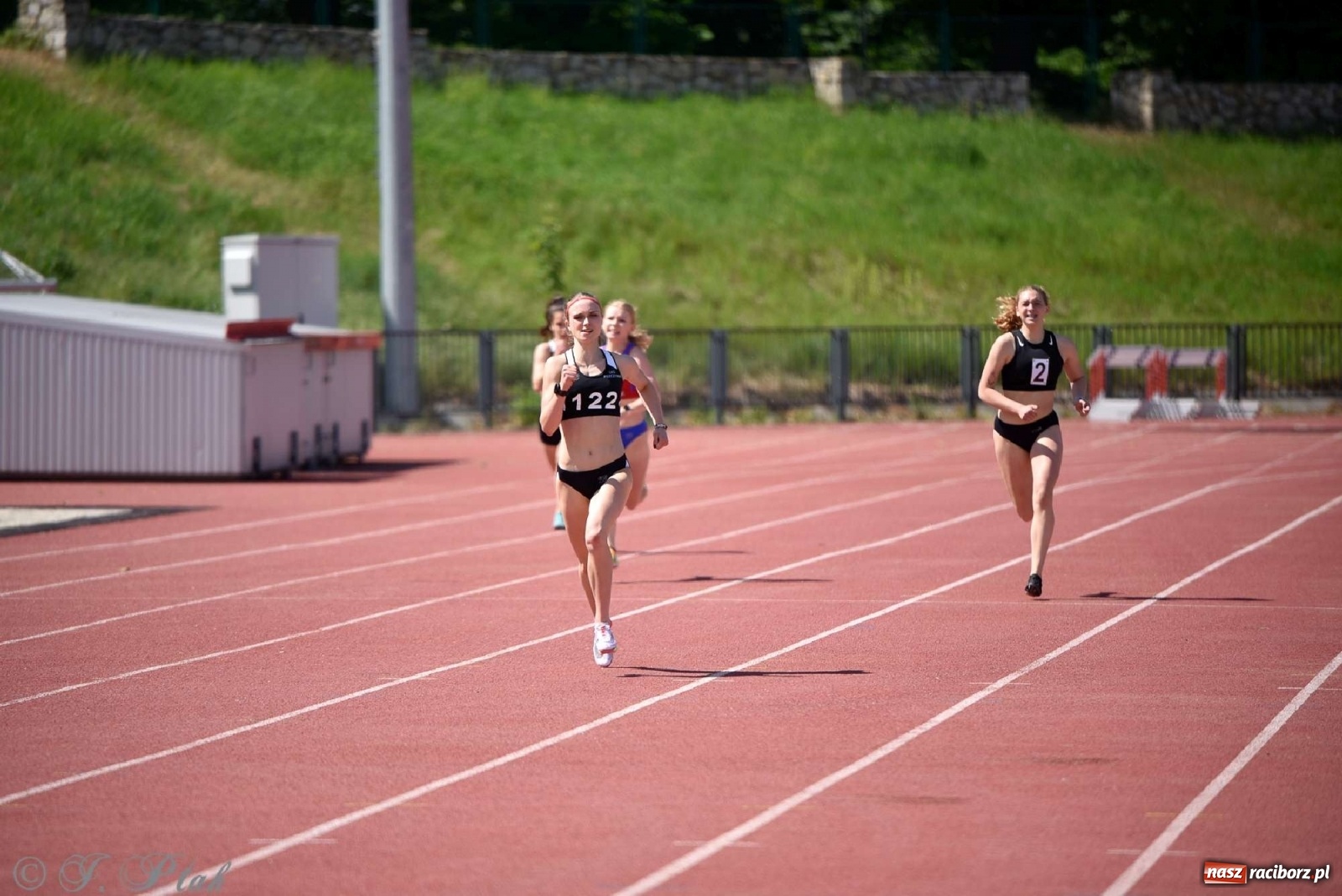 Zdjęcie w galerii na portalu naszraciborz.pl: Królowa sportu zagościła w Raciborzu. Polsko-czeska rywalizacja przy Zamkowej wiadomości z regionu