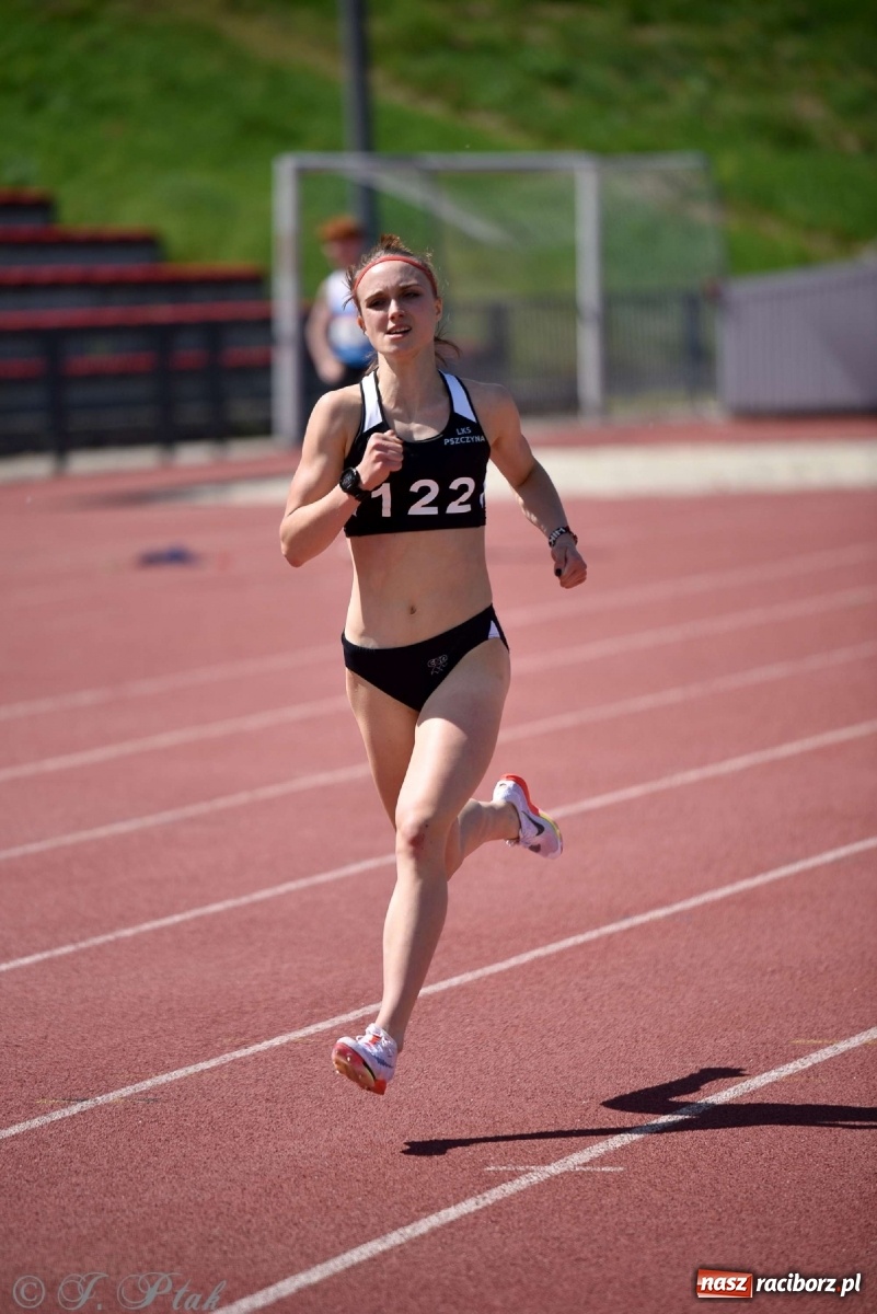 Zdjęcie w galerii na portalu naszraciborz.pl: Królowa sportu zagościła w Raciborzu. Polsko-czeska rywalizacja przy Zamkowej wiadomości z regionu