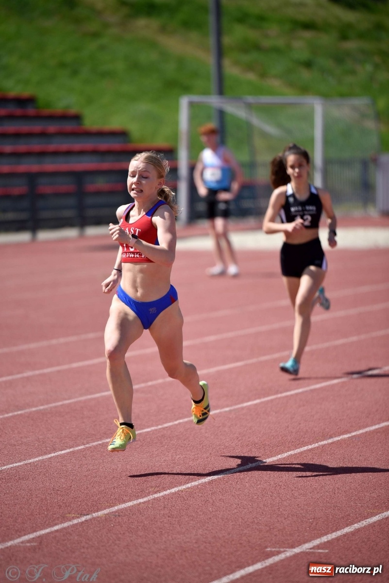 Zdjęcie w galerii na portalu naszraciborz.pl: Królowa sportu zagościła w Raciborzu. Polsko-czeska rywalizacja przy Zamkowej wiadomości z regionu