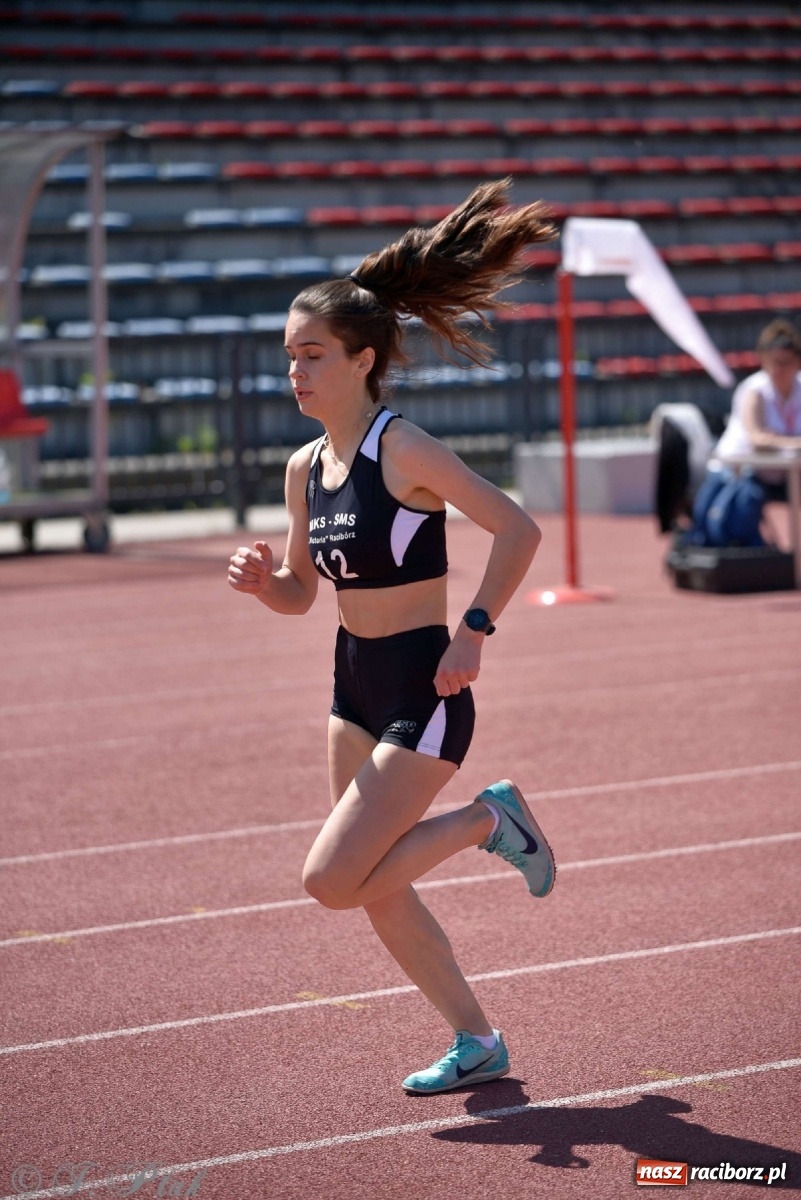 Zdjęcie w galerii na portalu naszraciborz.pl: Królowa sportu zagościła w Raciborzu. Polsko-czeska rywalizacja przy Zamkowej wiadomości z regionu