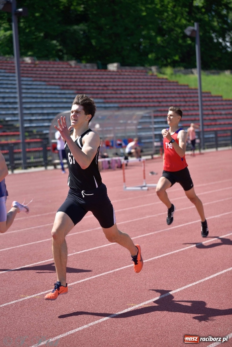 Zdjęcie w galerii na portalu naszraciborz.pl: Królowa sportu zagościła w Raciborzu. Polsko-czeska rywalizacja przy Zamkowej wiadomości z regionu