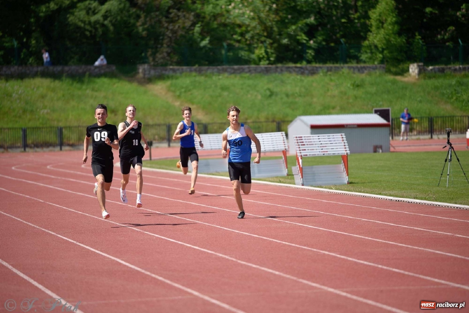 Zdjęcie w galerii na portalu naszraciborz.pl: Królowa sportu zagościła w Raciborzu. Polsko-czeska rywalizacja przy Zamkowej wiadomości z regionu