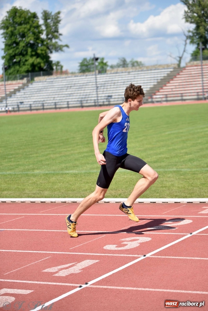 Zdjęcie w galerii na portalu naszraciborz.pl: Królowa sportu zagościła w Raciborzu. Polsko-czeska rywalizacja przy Zamkowej wiadomości z regionu