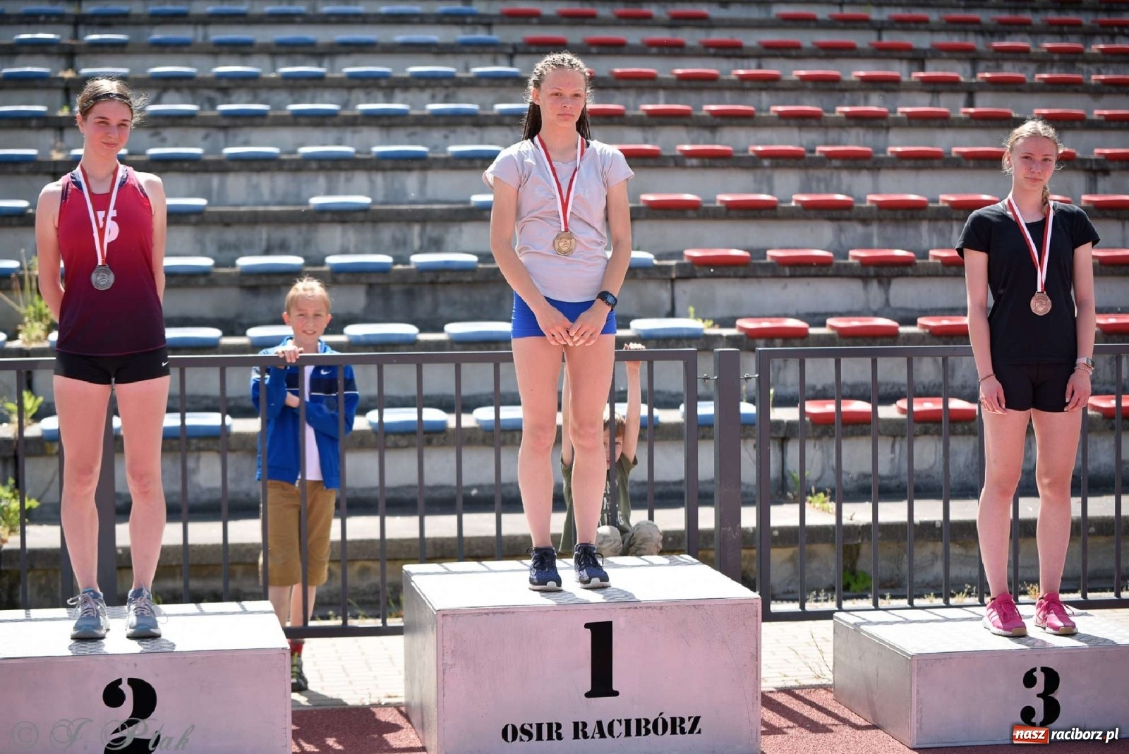 Zdjęcie w galerii na portalu naszraciborz.pl: Królowa sportu zagościła w Raciborzu. Polsko-czeska rywalizacja przy Zamkowej wiadomości z regionu