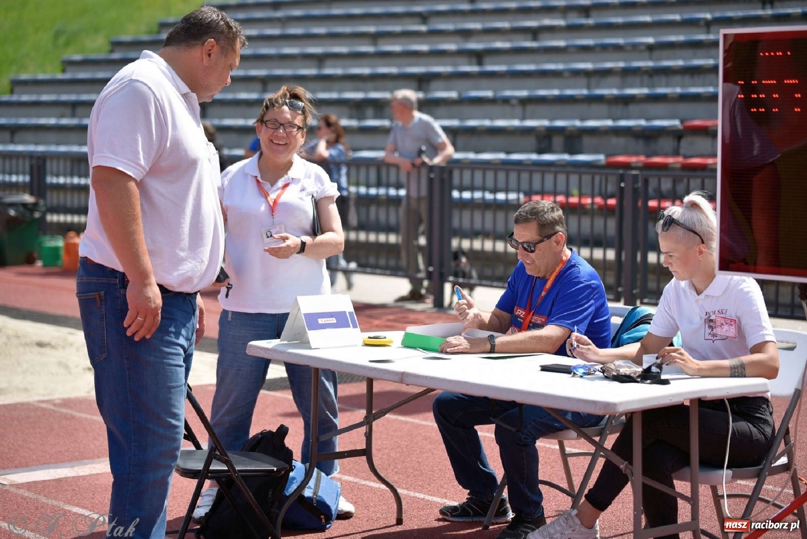 Zdjęcie w galerii na portalu naszraciborz.pl: Królowa sportu zagościła w Raciborzu. Polsko-czeska rywalizacja przy Zamkowej wiadomości z regionu