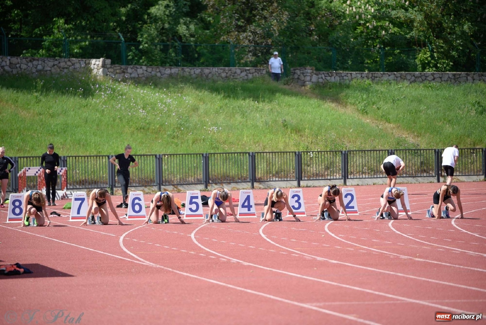 Zdjęcie w galerii na portalu naszraciborz.pl: Królowa sportu zagościła w Raciborzu. Polsko-czeska rywalizacja przy Zamkowej wiadomości z regionu