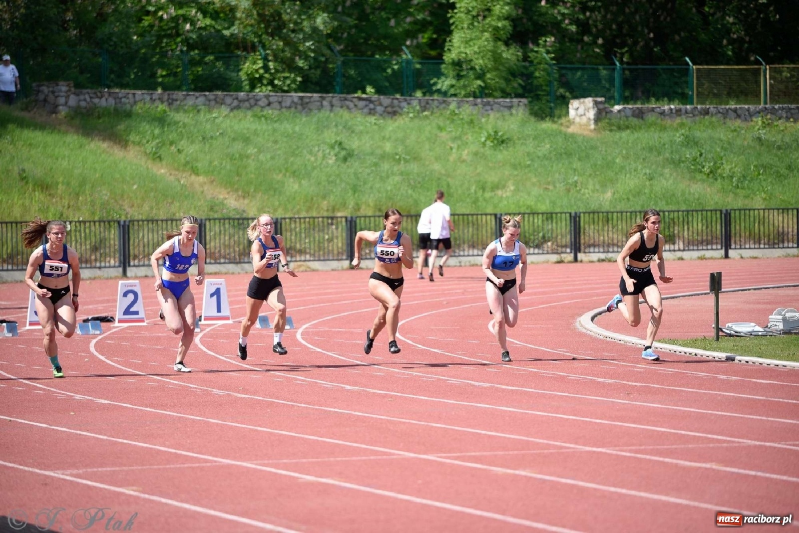 Zdjęcie w galerii na portalu naszraciborz.pl: Królowa sportu zagościła w Raciborzu. Polsko-czeska rywalizacja przy Zamkowej wiadomości z regionu