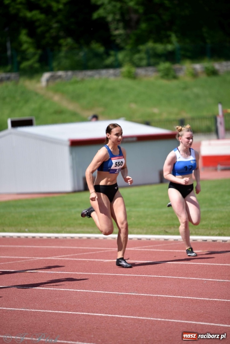 Zdjęcie w galerii na portalu naszraciborz.pl: Królowa sportu zagościła w Raciborzu. Polsko-czeska rywalizacja przy Zamkowej wiadomości z regionu