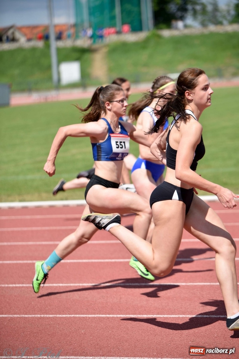 Zdjęcie w galerii na portalu naszraciborz.pl: Królowa sportu zagościła w Raciborzu. Polsko-czeska rywalizacja przy Zamkowej wiadomości z regionu