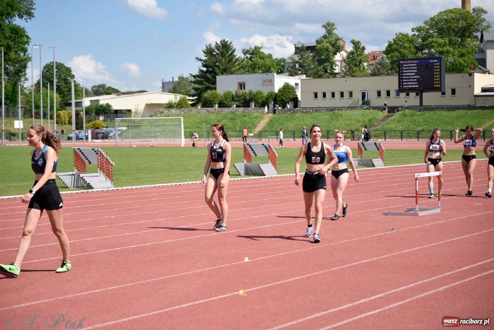 Zdjęcie w galerii na portalu naszraciborz.pl: Królowa sportu zagościła w Raciborzu. Polsko-czeska rywalizacja przy Zamkowej wiadomości z regionu