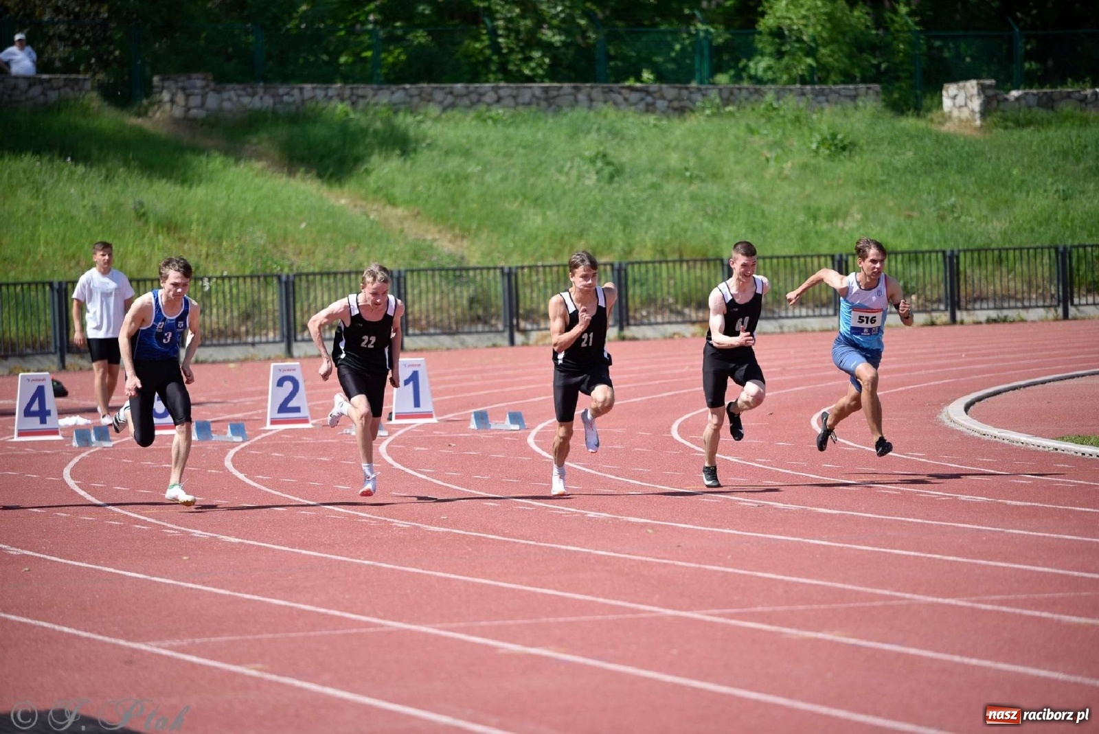Zdjęcie w galerii na portalu naszraciborz.pl: Królowa sportu zagościła w Raciborzu. Polsko-czeska rywalizacja przy Zamkowej wiadomości z regionu