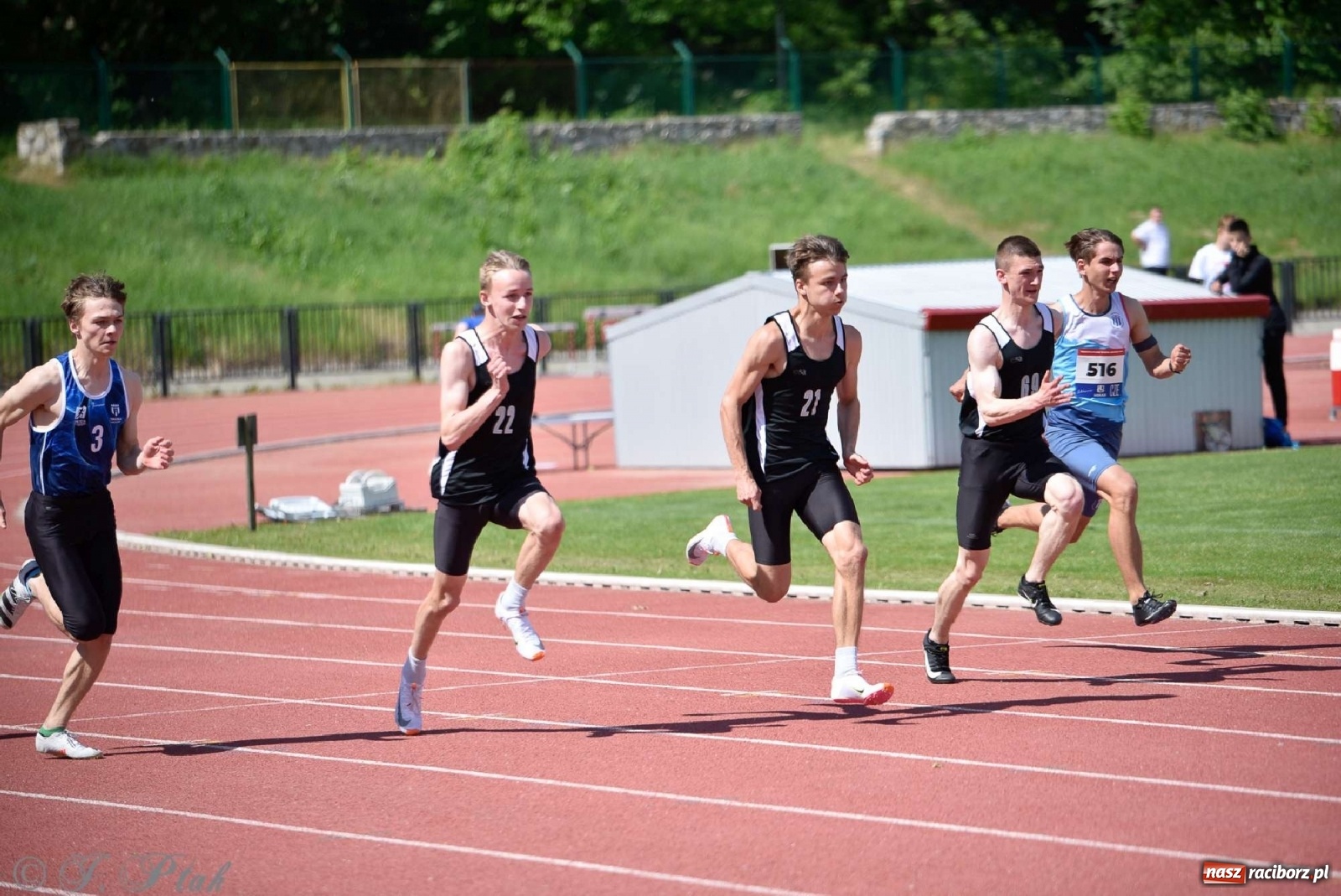 Zdjęcie w galerii na portalu naszraciborz.pl: Królowa sportu zagościła w Raciborzu. Polsko-czeska rywalizacja przy Zamkowej wiadomości z regionu