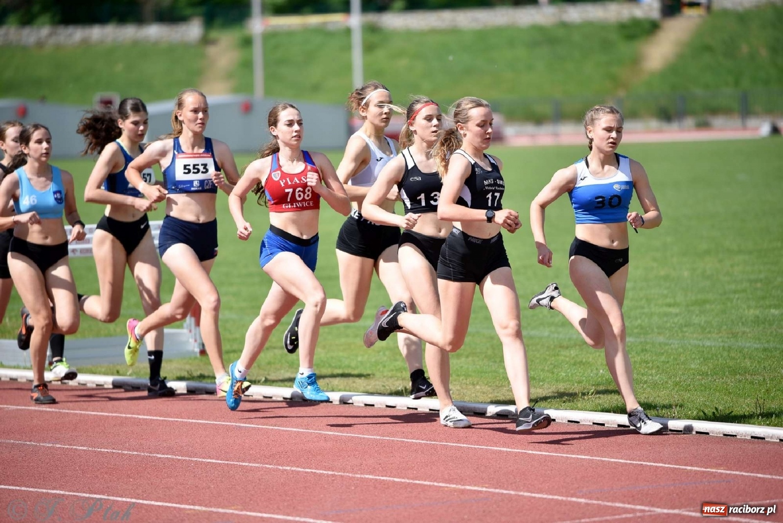 Zdjęcie w galerii na portalu naszraciborz.pl: Królowa sportu zagościła w Raciborzu. Polsko-czeska rywalizacja przy Zamkowej wiadomości z regionu