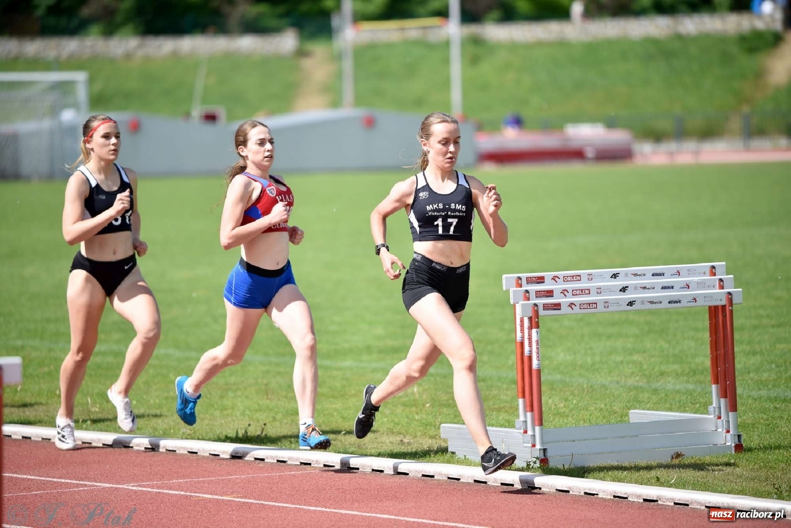 Zdjęcie w galerii na portalu naszraciborz.pl: Królowa sportu zagościła w Raciborzu. Polsko-czeska rywalizacja przy Zamkowej wiadomości z regionu