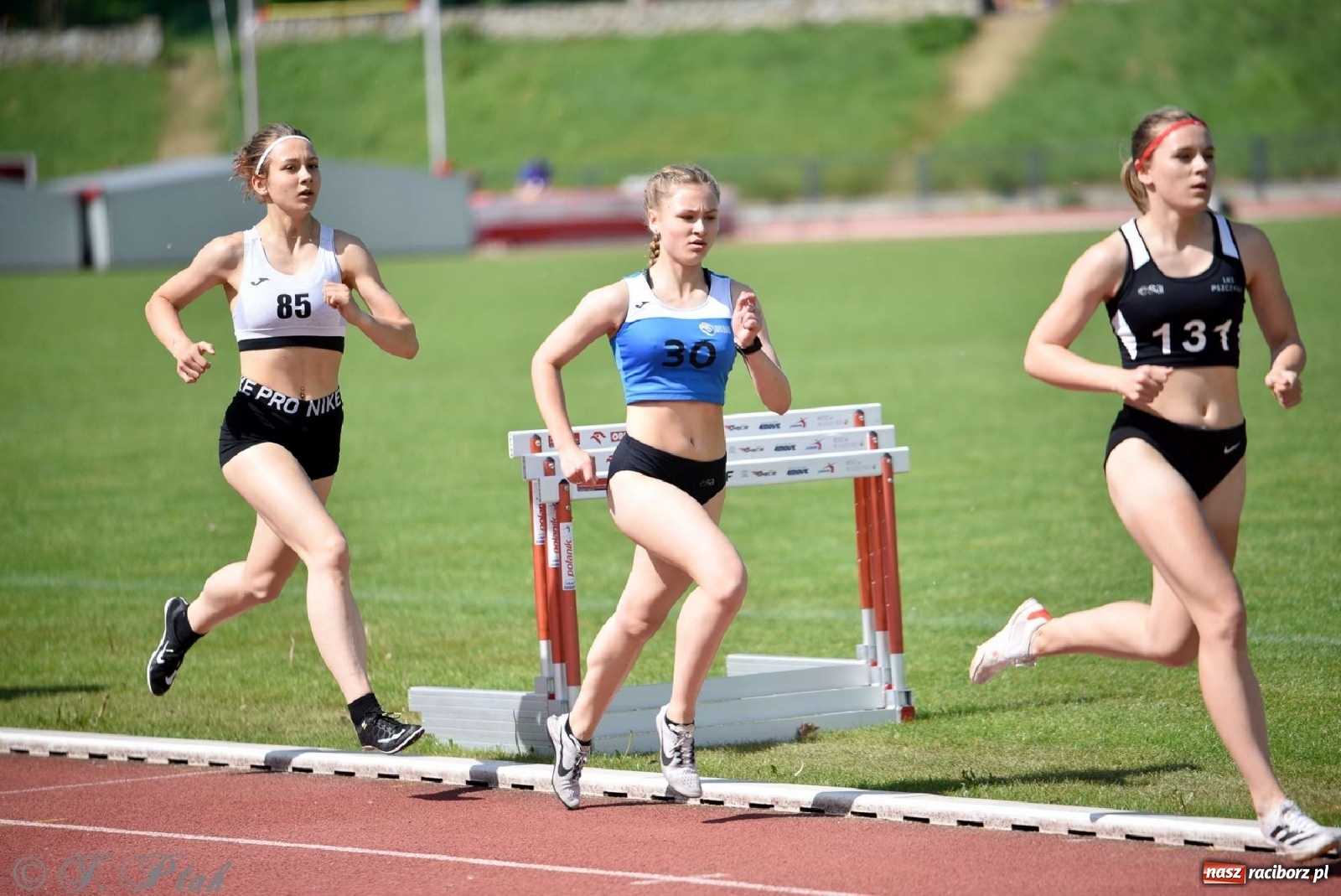 Zdjęcie w galerii na portalu naszraciborz.pl: Królowa sportu zagościła w Raciborzu. Polsko-czeska rywalizacja przy Zamkowej wiadomości z regionu