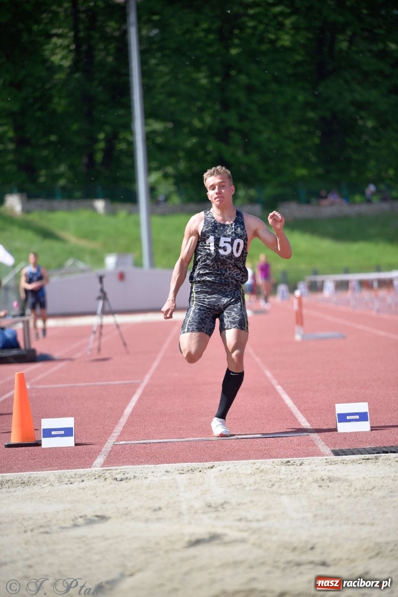 Zdjęcie w galerii na portalu naszraciborz.pl: Królowa sportu zagościła w Raciborzu. Polsko-czeska rywalizacja przy Zamkowej wiadomości z regionu