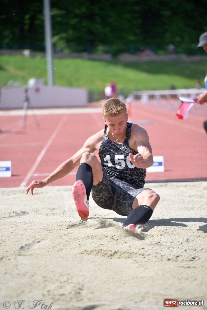 Zdjęcie w galerii na portalu naszraciborz.pl: Królowa sportu zagościła w Raciborzu. Polsko-czeska rywalizacja przy Zamkowej wiadomości z regionu