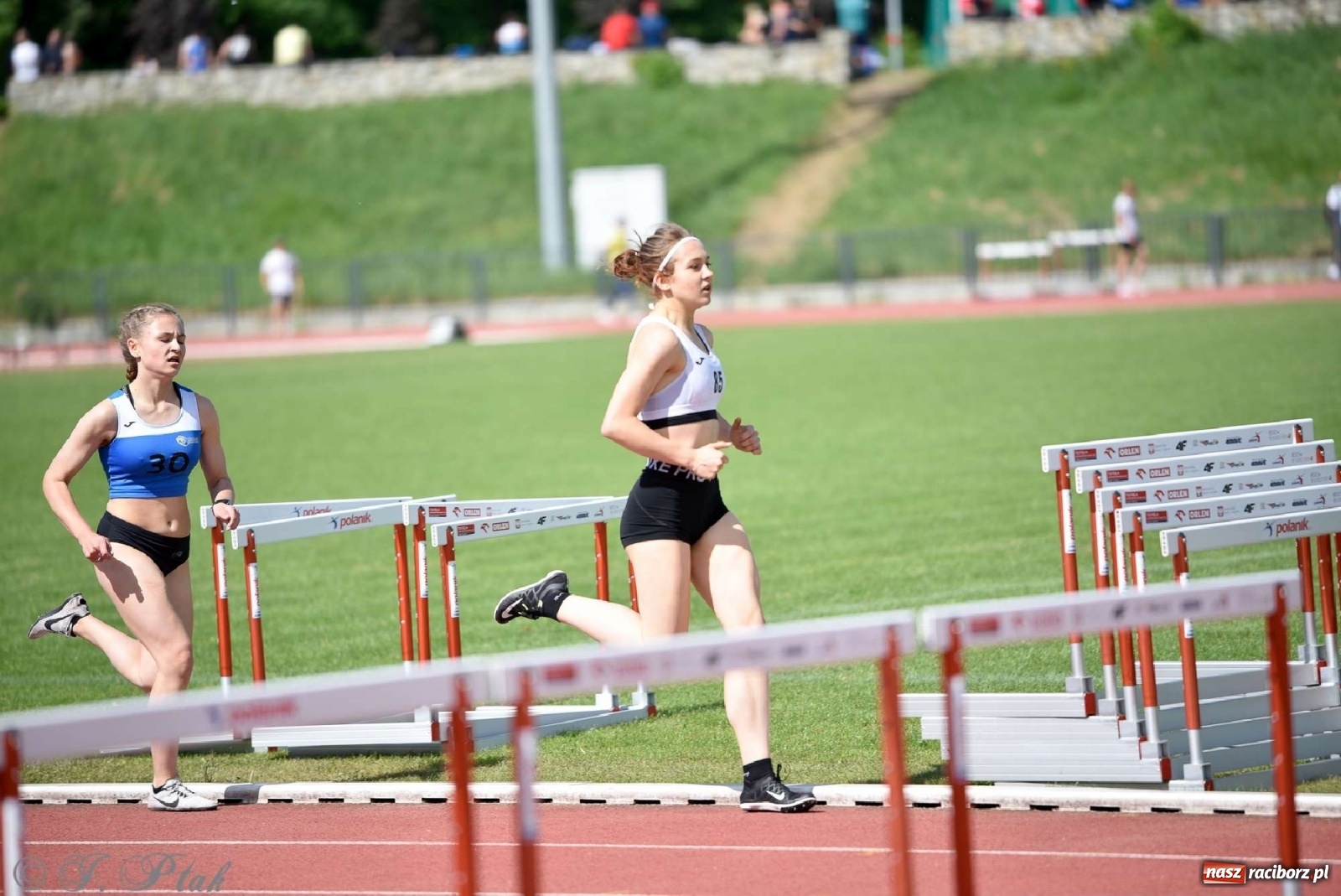 Zdjęcie w galerii na portalu naszraciborz.pl: Królowa sportu zagościła w Raciborzu. Polsko-czeska rywalizacja przy Zamkowej wiadomości z regionu