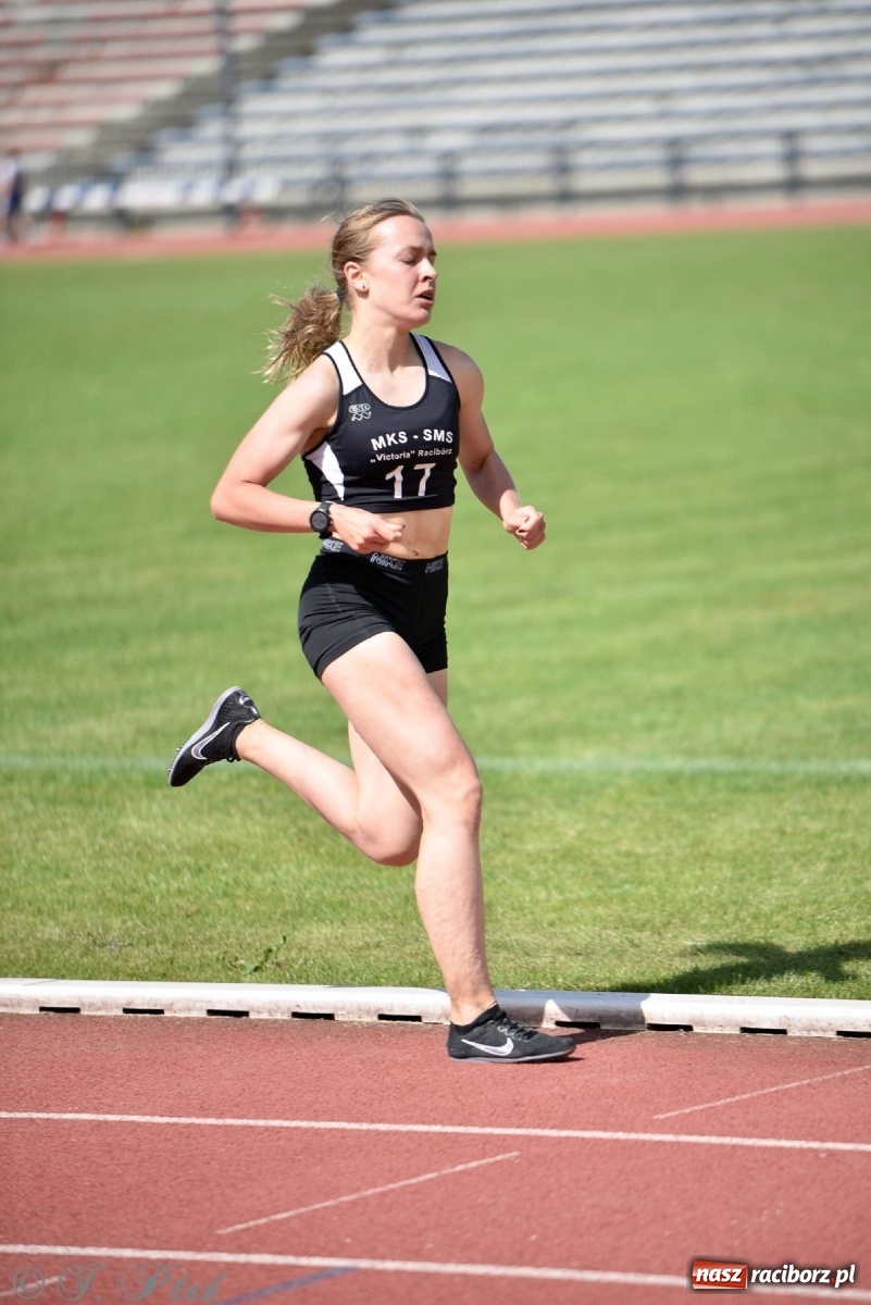 Zdjęcie w galerii na portalu naszraciborz.pl: Królowa sportu zagościła w Raciborzu. Polsko-czeska rywalizacja przy Zamkowej wiadomości z regionu