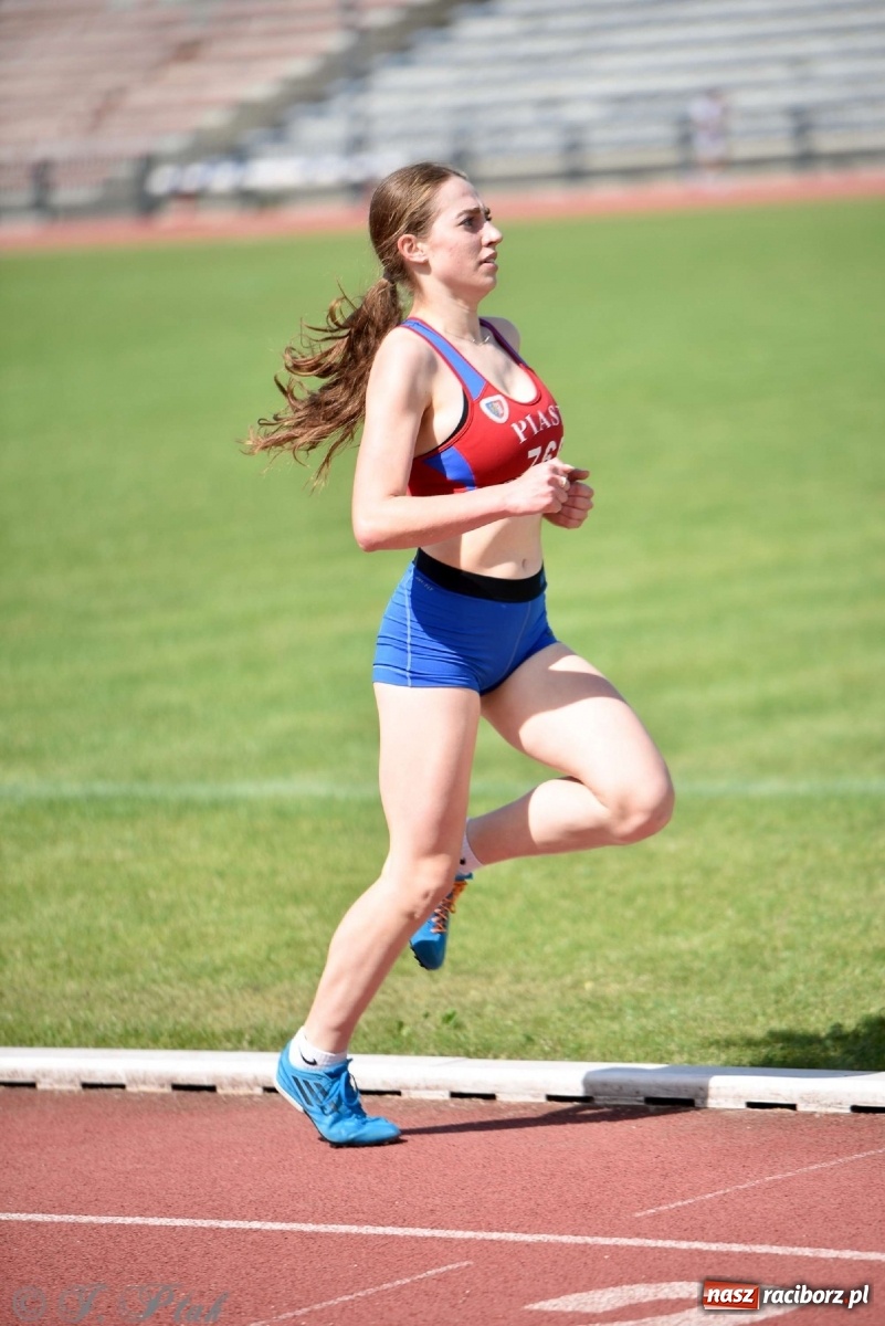 Zdjęcie w galerii na portalu naszraciborz.pl: Królowa sportu zagościła w Raciborzu. Polsko-czeska rywalizacja przy Zamkowej wiadomości z regionu