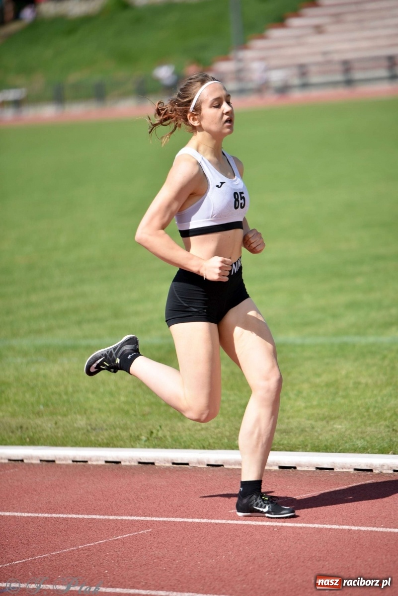 Zdjęcie w galerii na portalu naszraciborz.pl: Królowa sportu zagościła w Raciborzu. Polsko-czeska rywalizacja przy Zamkowej wiadomości z regionu