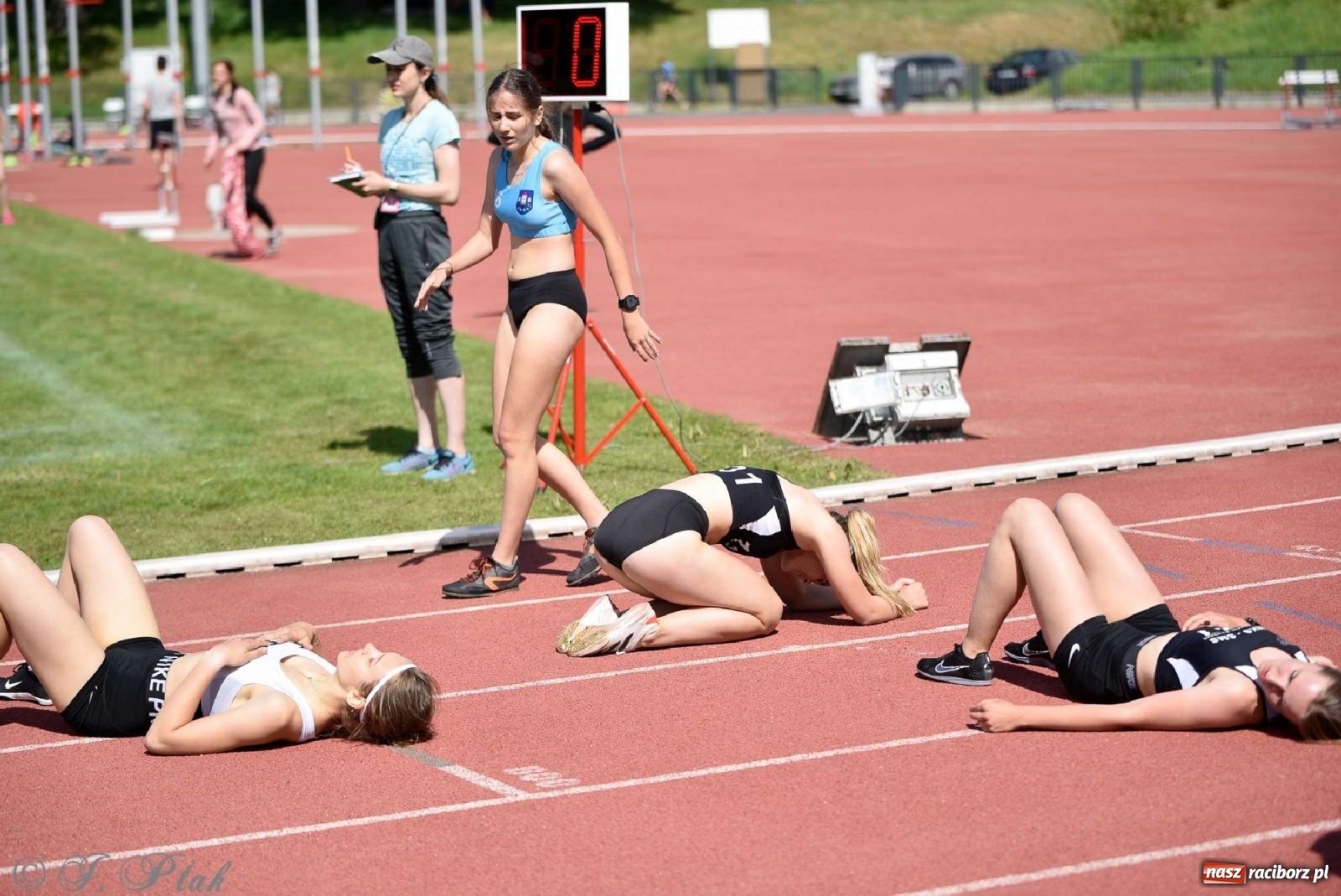 Zdjęcie w galerii na portalu naszraciborz.pl: Królowa sportu zagościła w Raciborzu. Polsko-czeska rywalizacja przy Zamkowej wiadomości z regionu